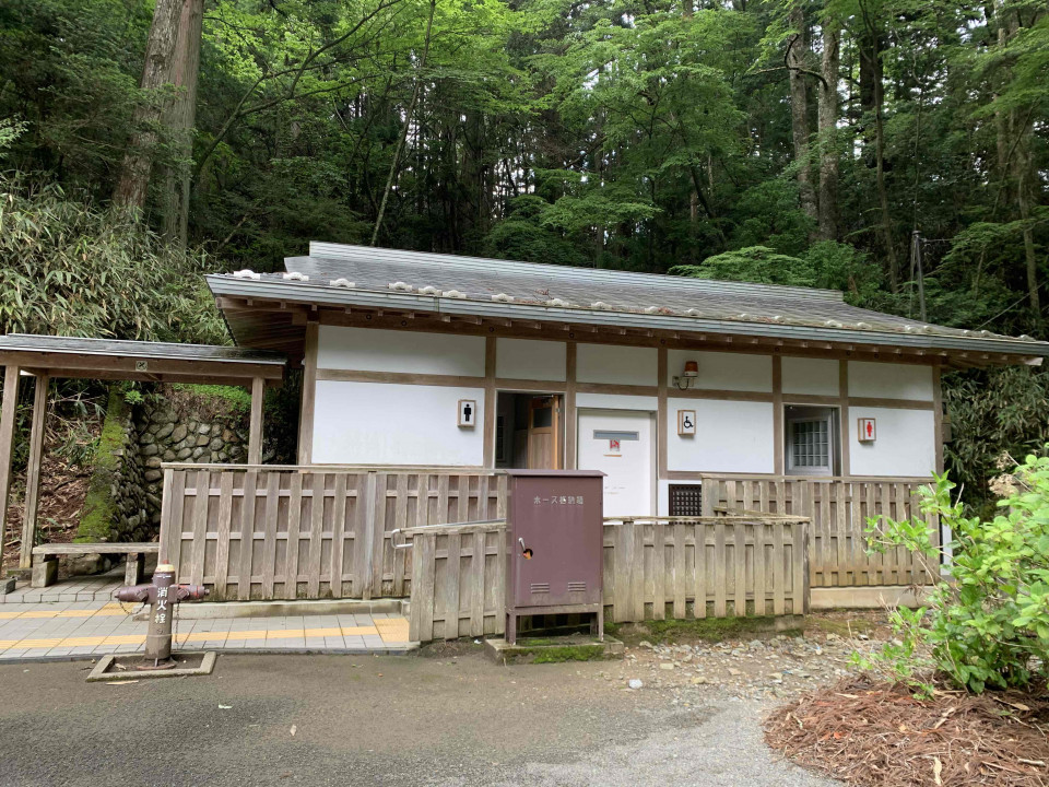 Entrance to the Dai-mon Gate public restroom 